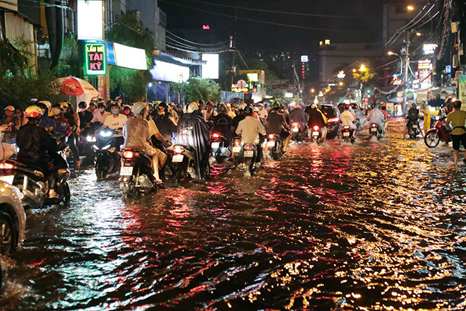 Sau trận mưa 40 phút, Sài Gòn như miền Tây mùa nước lũ - Ảnh 6.
