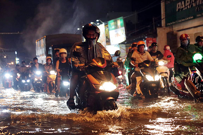 Sau trận mưa 40 phút, Sài Gòn như miền Tây mùa nước lũ - Ảnh 7.