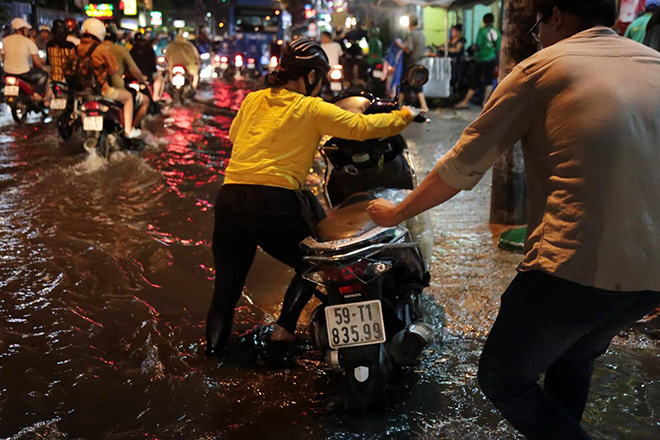 Sau trận mưa 40 phút, Sài Gòn như miền Tây mùa nước lũ - Ảnh 8.
