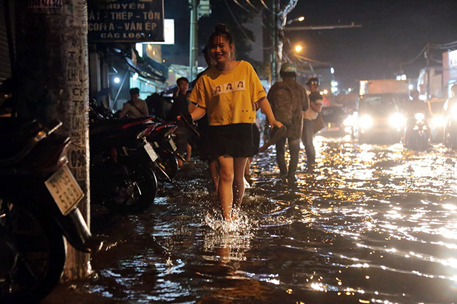 Sau trận mưa 40 phút, Sài Gòn như miền Tây mùa nước lũ - Ảnh 10.