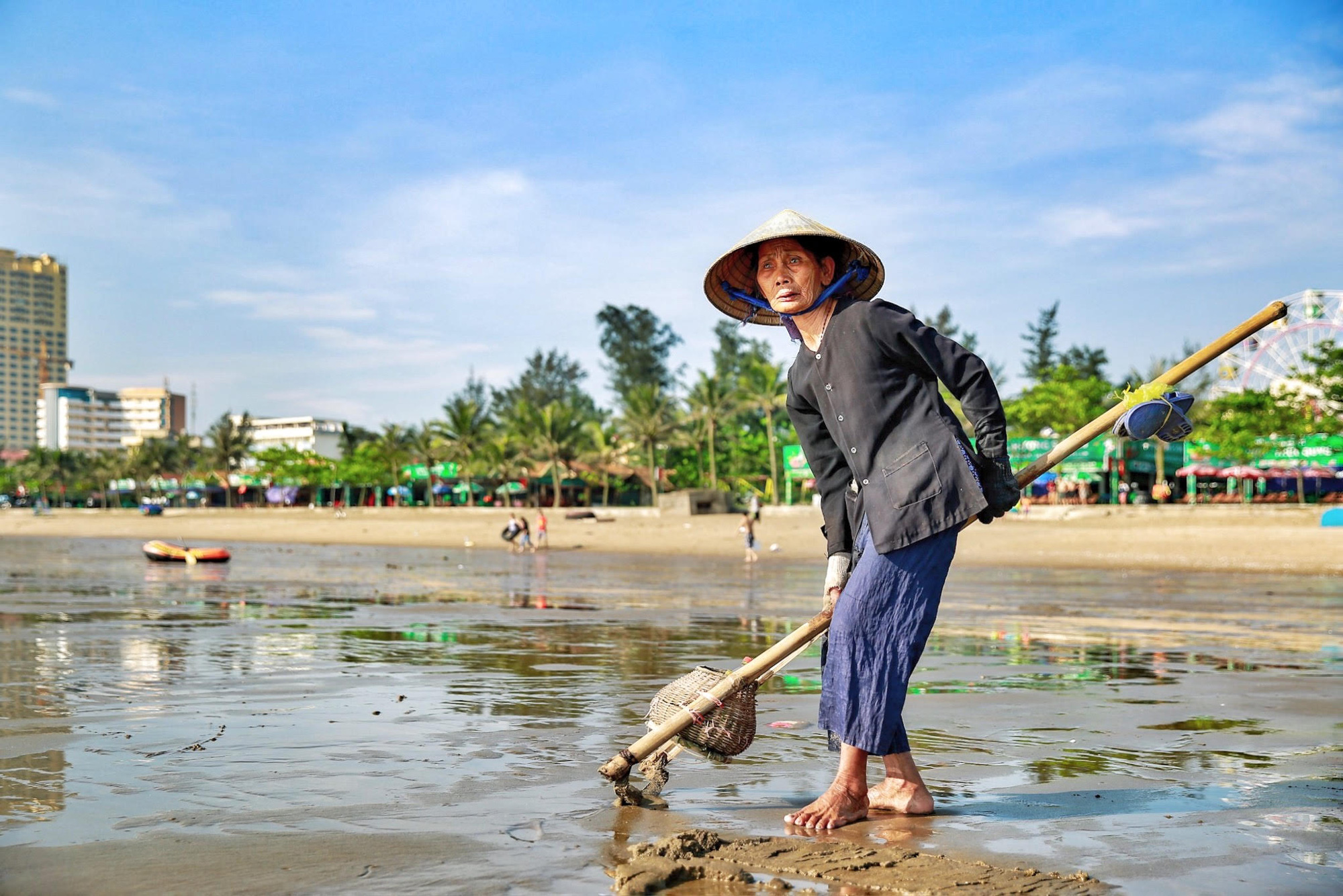 Nghệ An:  nắng nóng hơn 40 độ c người dân oằn mình chống đỡ - Ảnh 5.