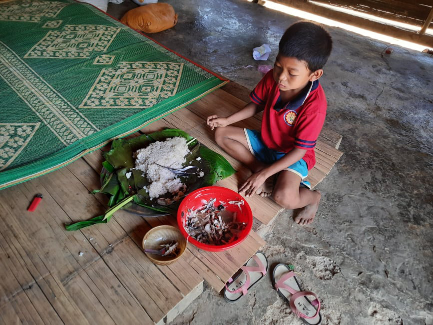 Hộ nghèo bị “gợi ý” trích tiền hỗ trợ Covid-19 của Chính phủ cho cán bộ thôn uống nước  - Ảnh 4.