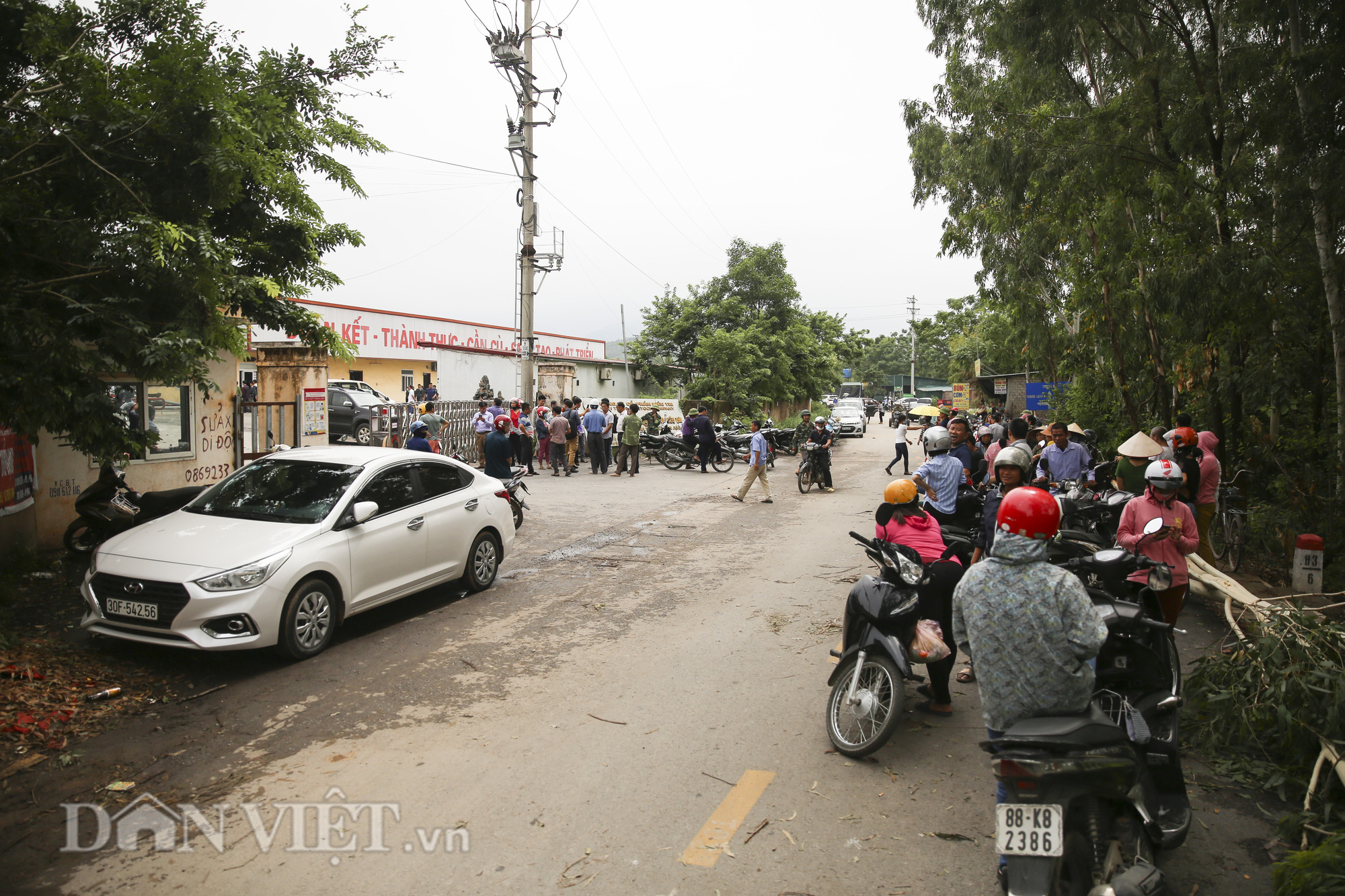 Cảnh tượng “tan hoang” sau vụ lốc xoáy làm 3 người chết tại Vĩnh Phúc - Ảnh 1.