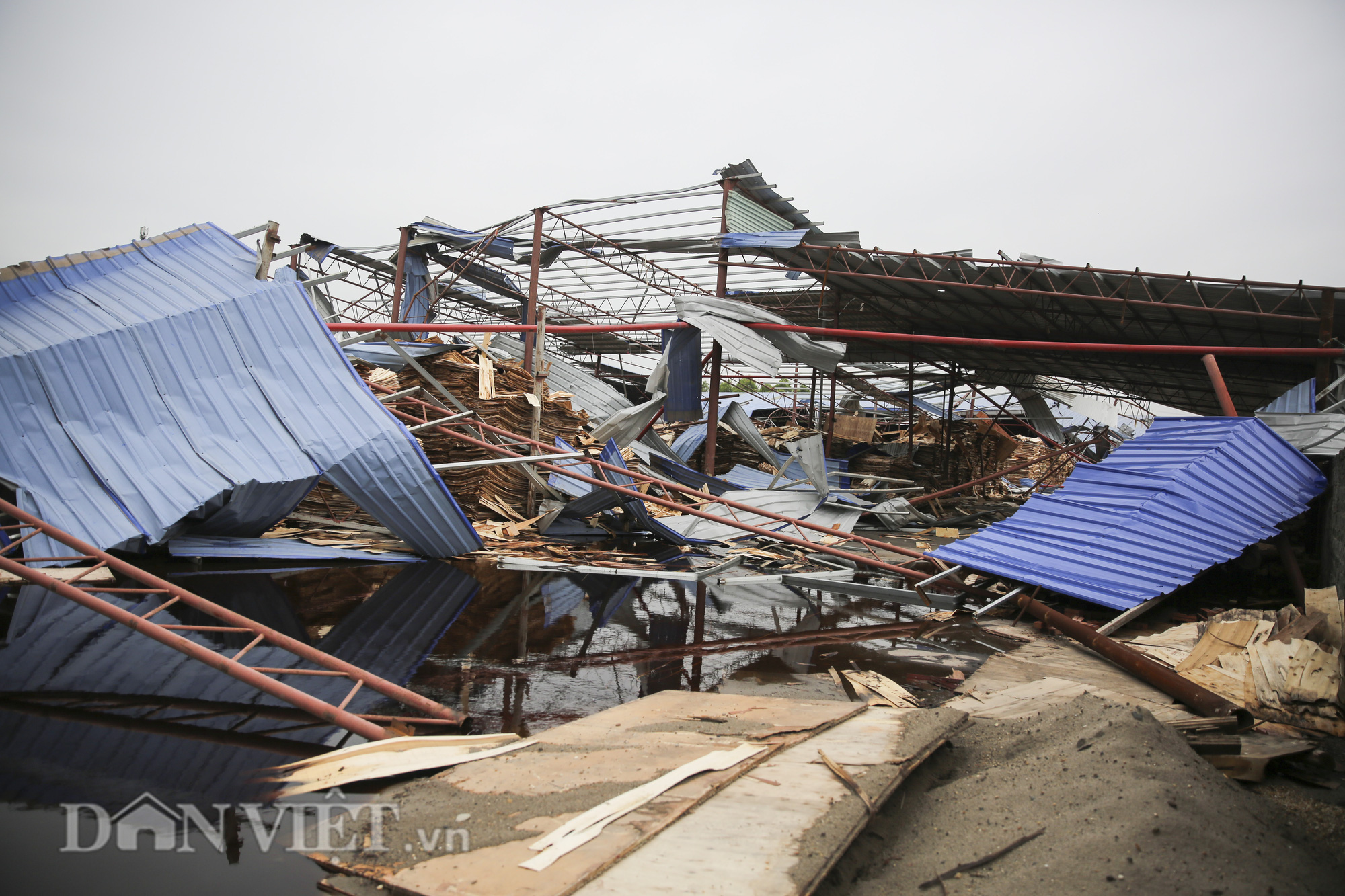 Cảnh tượng “tan hoang” sau vụ lốc xoáy làm 3 người chết tại Vĩnh Phúc - Ảnh 10.