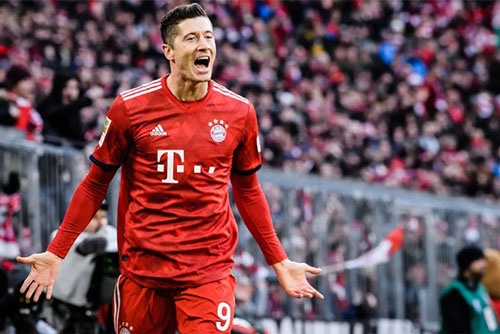Robert Lewandowski ghi bàn cho Bayern Munich.