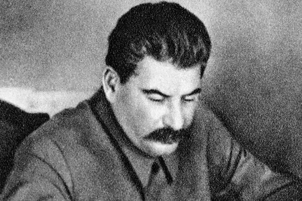 Hé lộ hai lần Stalin 'tha' cho trùm phát xít Hitler - Ảnh 1.