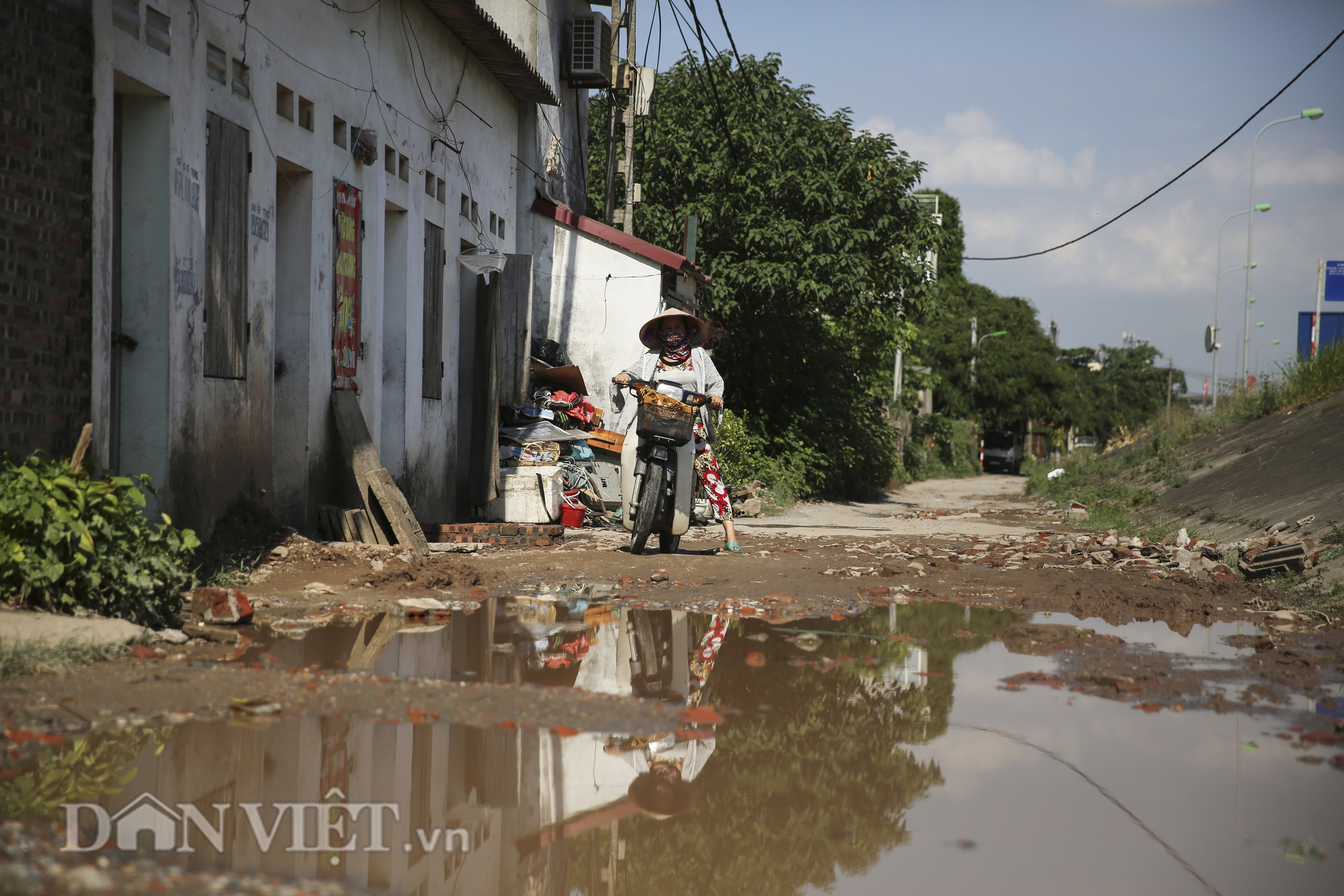 Hà Nội: Đường lầy lội giữa ngày nắng, người dân đổ gạch cảnh báo nguy hiểm - Ảnh 1.