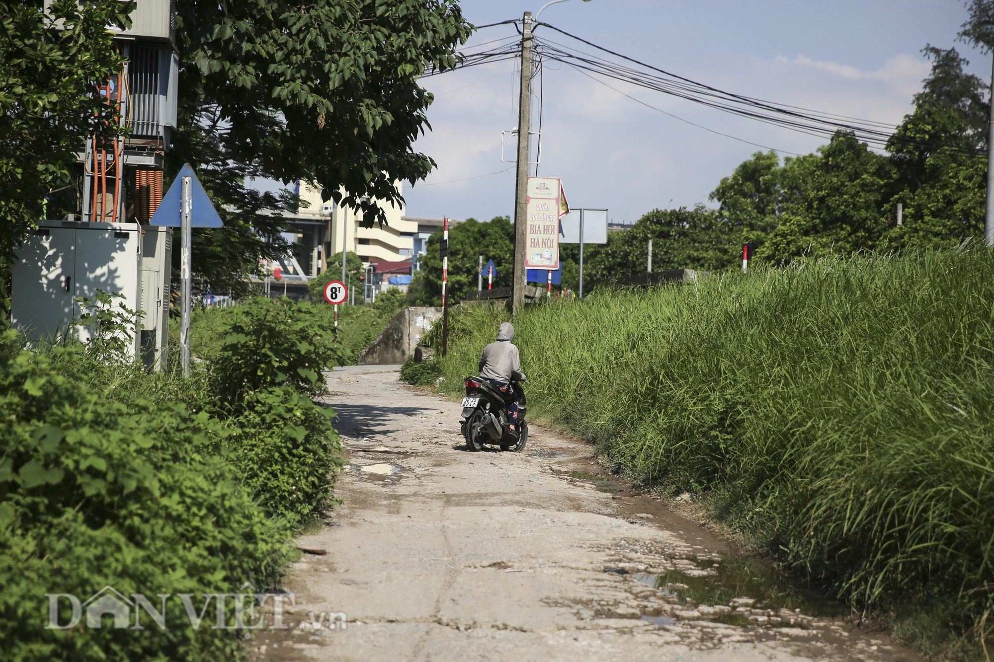 Hà Nội: Đường lầy lội giữa ngày nắng, người dân đổ gạch cảnh báo nguy hiểm - Ảnh 8.