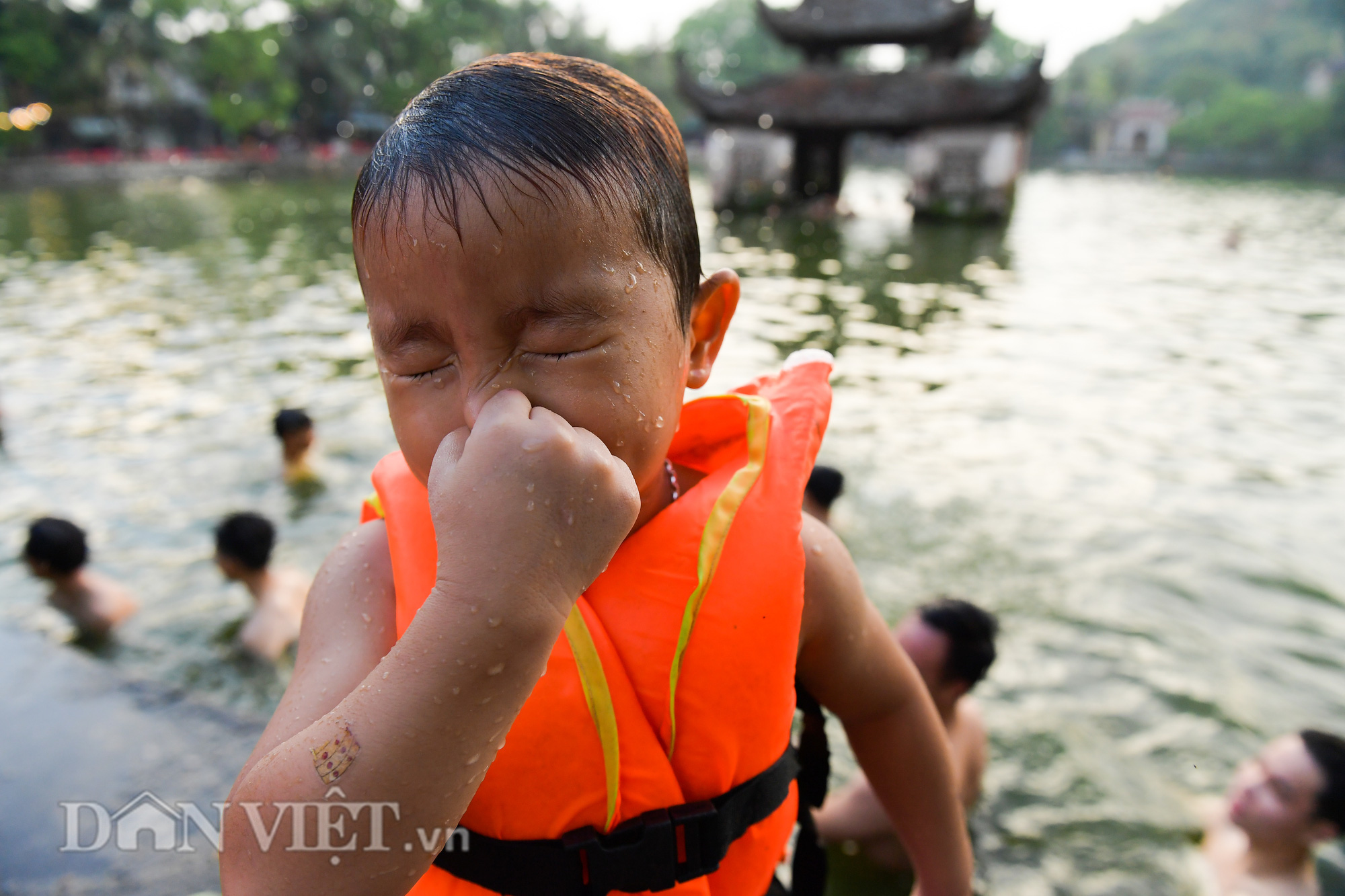 Trẻ em thoải mái nô đùa dưới bể bơi nghìn tuổi của Hà Nội - Ảnh 13.