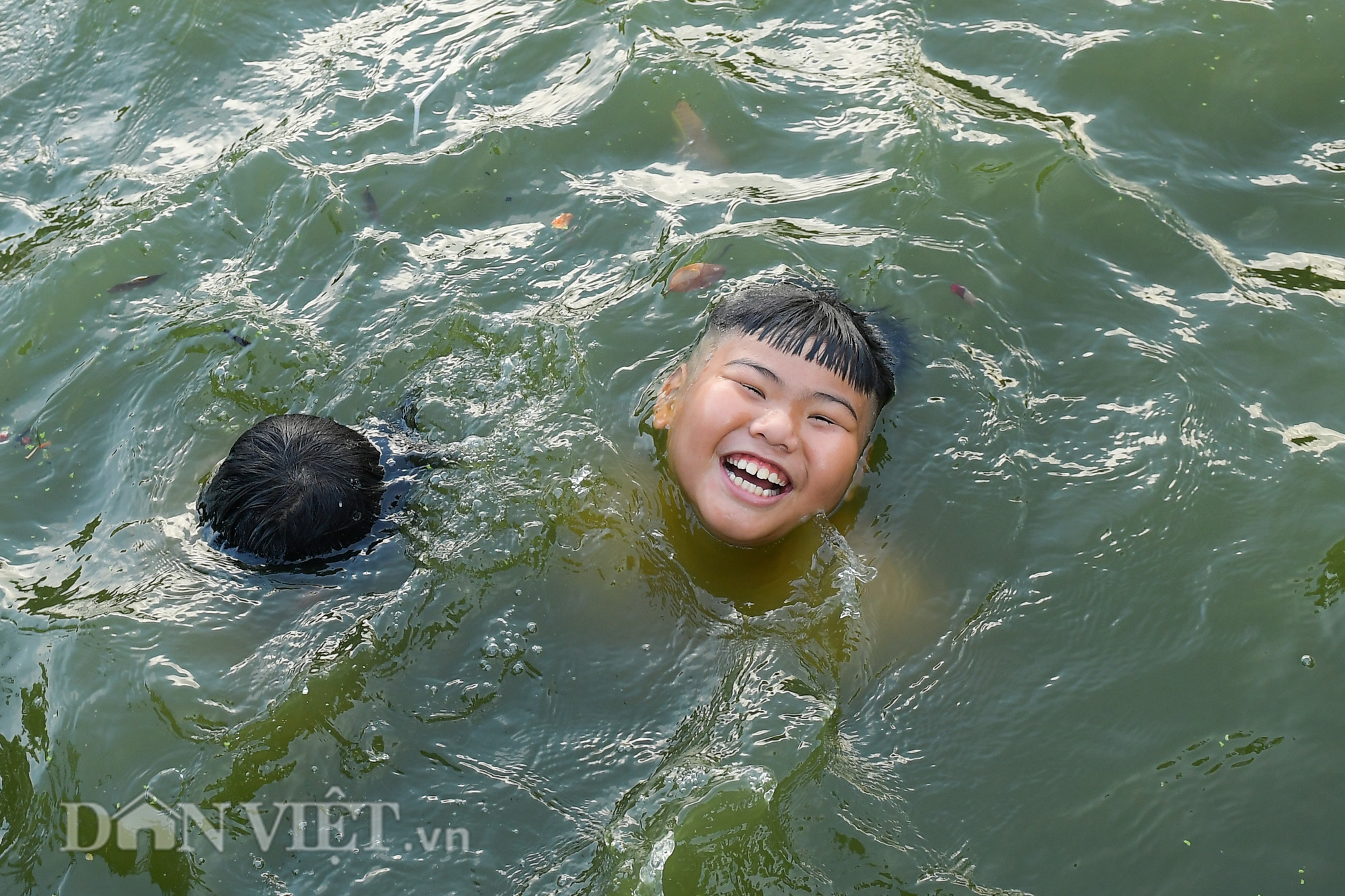 Trẻ em thoải mái nô đùa dưới bể bơi nghìn tuổi của Hà Nội - Ảnh 8.