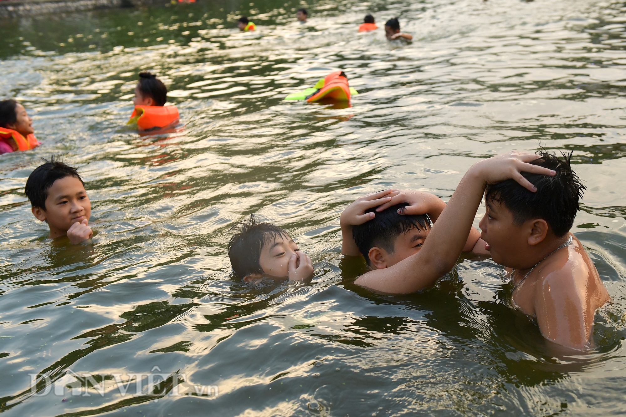 Trẻ em thoải mái nô đùa dưới bể bơi nghìn tuổi của Hà Nội - Ảnh 9.