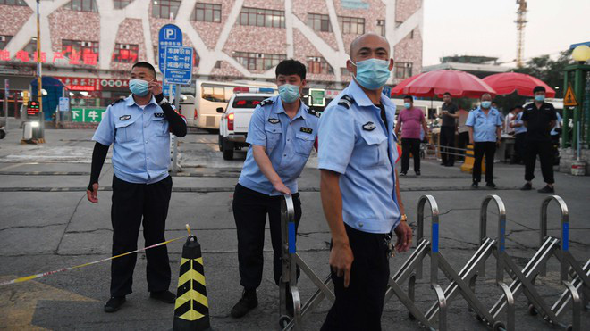 Bắc Kinh đóng cửa chợ bán buôn, phong tỏa khu phố vì phát hiện chùm lây nhiễm Covid-19 mới - Ảnh 1.