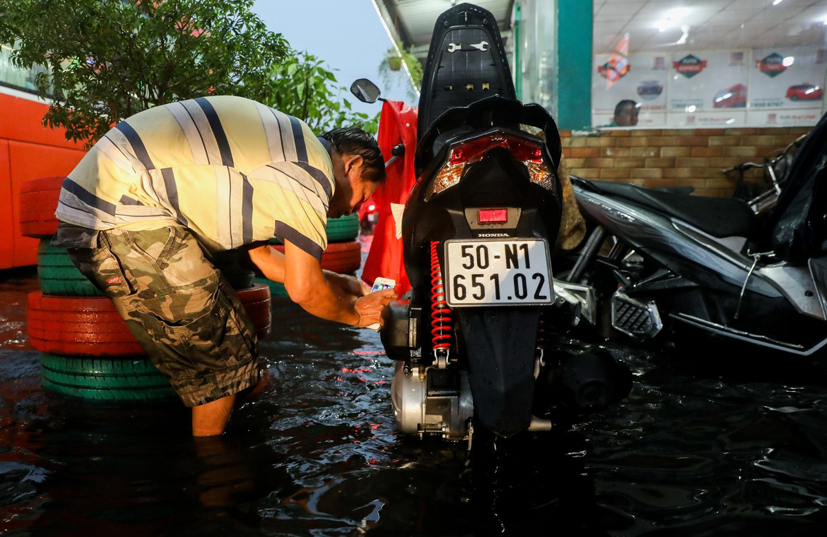 Bến xe miền Tây ngập lênh láng sau mưa lớn - Ảnh 8.