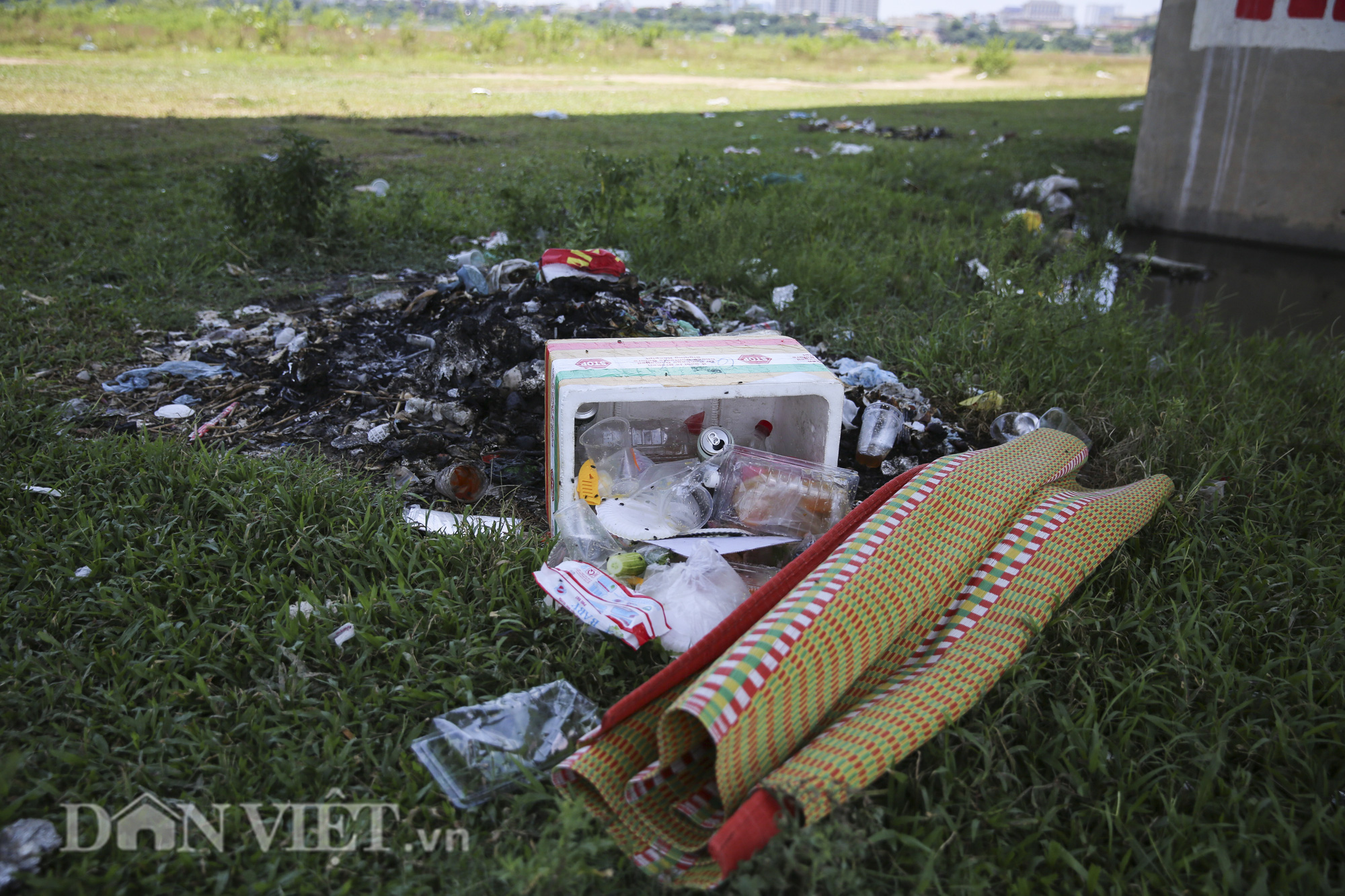 Rác thải bủa vây sông Hồng sau những “cuộc vui” của người Hà Nội - Ảnh 6.