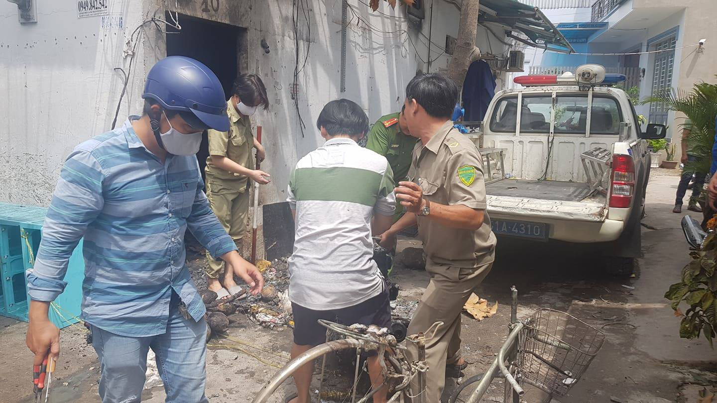 Di lý nghi phạm phóng hoả đốt phòng trọ từ Tiền Giang về TP.HCM - Ảnh 2.