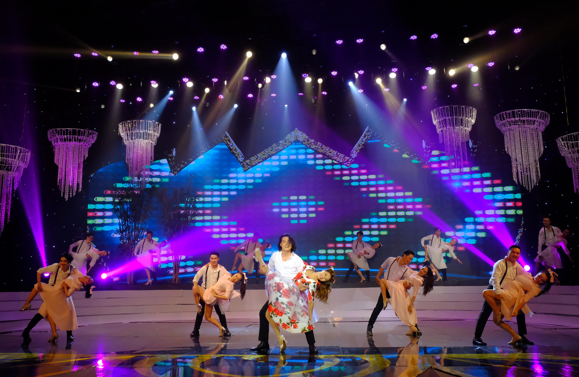 Giảm 4 kg, Quách Ngọc Ngoan nhảy cực sung trên sân khấu Tình Bolero 2020 - Ảnh 4.