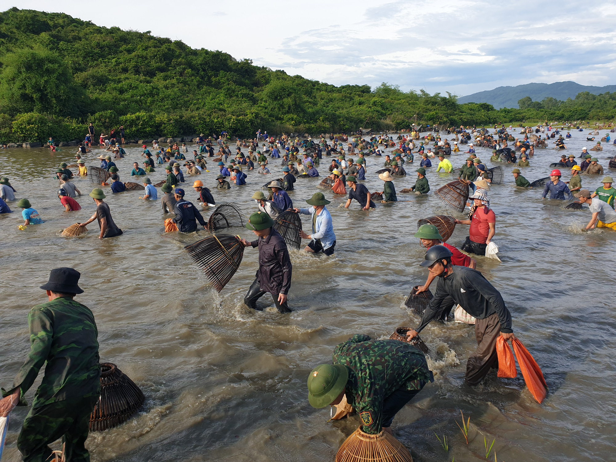Hà Tĩnh: Bất chấp nắng nóng, hàng nghìn người dân đổ xô đi đánh cá cầu may - Ảnh 7.