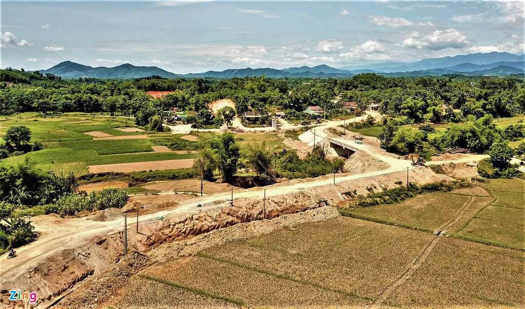 Đường trăm tỷ chậm tiến độ, 'vắng' biển cảnh báo - Ảnh 2.