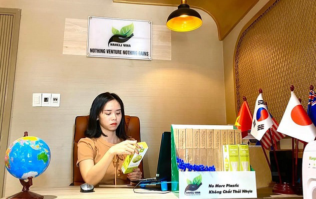 9x bỏ lương nghìn USD đi sản xuất dép xơ dừa, bàn chải tre - Ảnh 1.