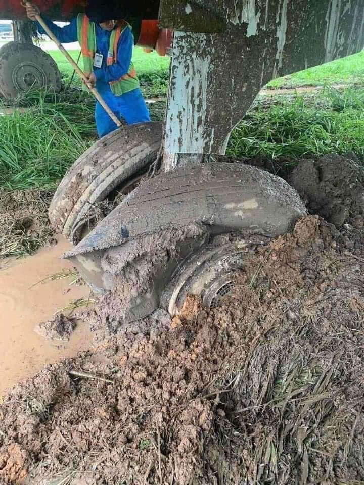 Vụ máy bay hạ cánh trượt khỏi đường băng: Tịch thu bằng lái phi công, đình chỉ công tác phi hành đoàn - Ảnh 1.