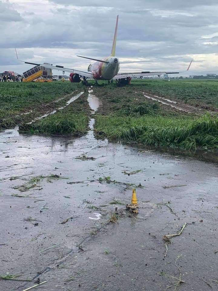 Sự cố máy bay hạ cánh trượt khỏi đường băng Tân Sơn Nhất do thời tiết xấu - Ảnh 3.