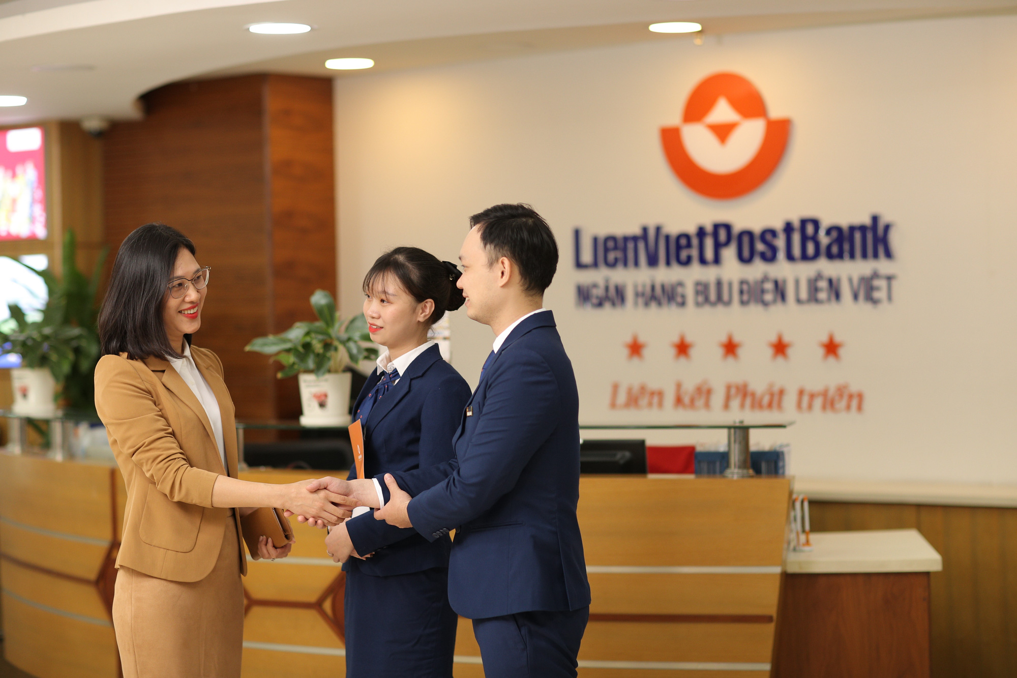 LienVietPostBank (LPB) sẽ niêm yết trên sàn HOSE, chia cổ tức bằng cổ phiếu, phát hành riêng lẻ cho nhà đầu tư nước ngoài - Ảnh 1.