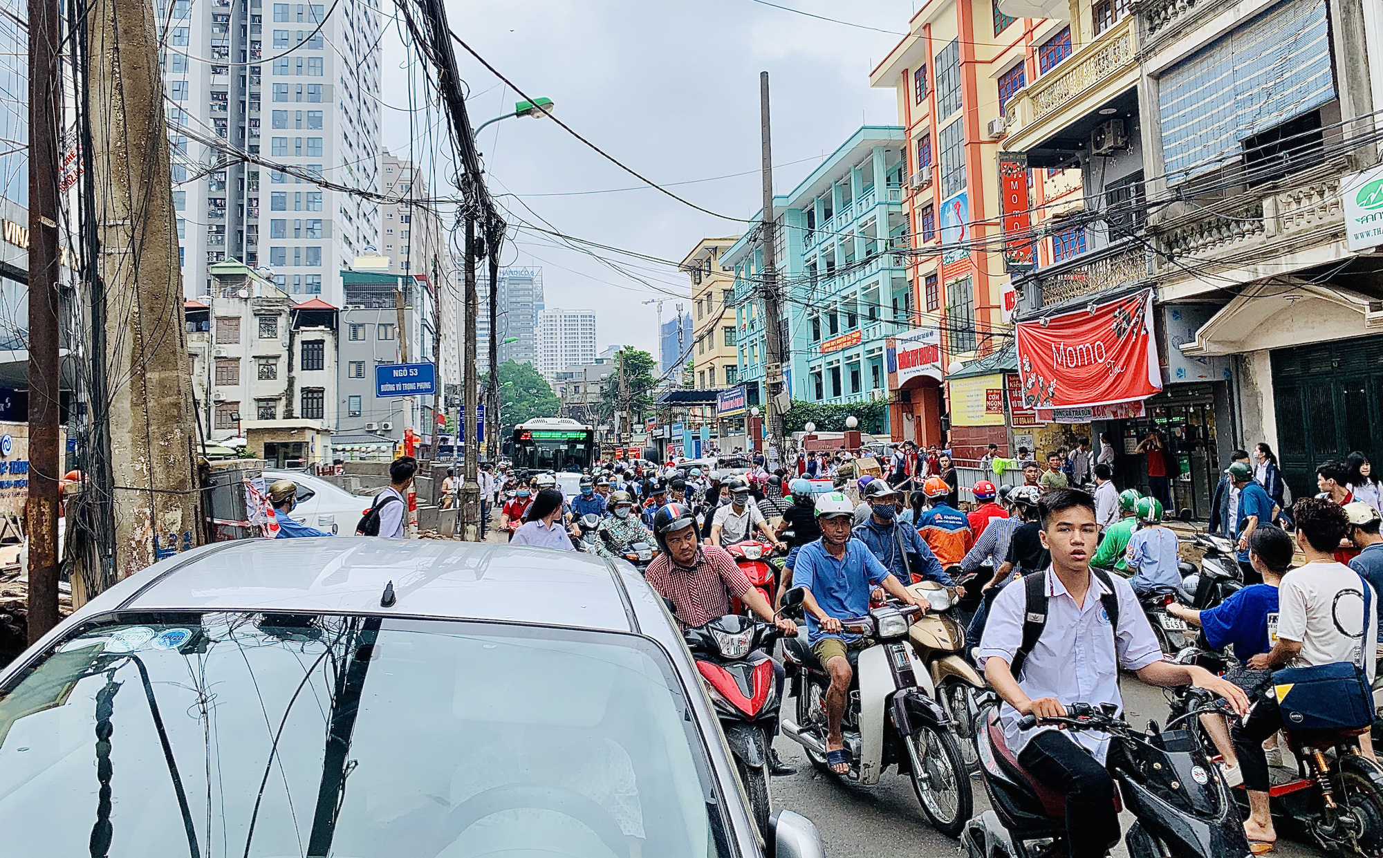 Thi công kiểu rùa bò, người dân kêu trời vì ùn tắc - Ảnh 2.