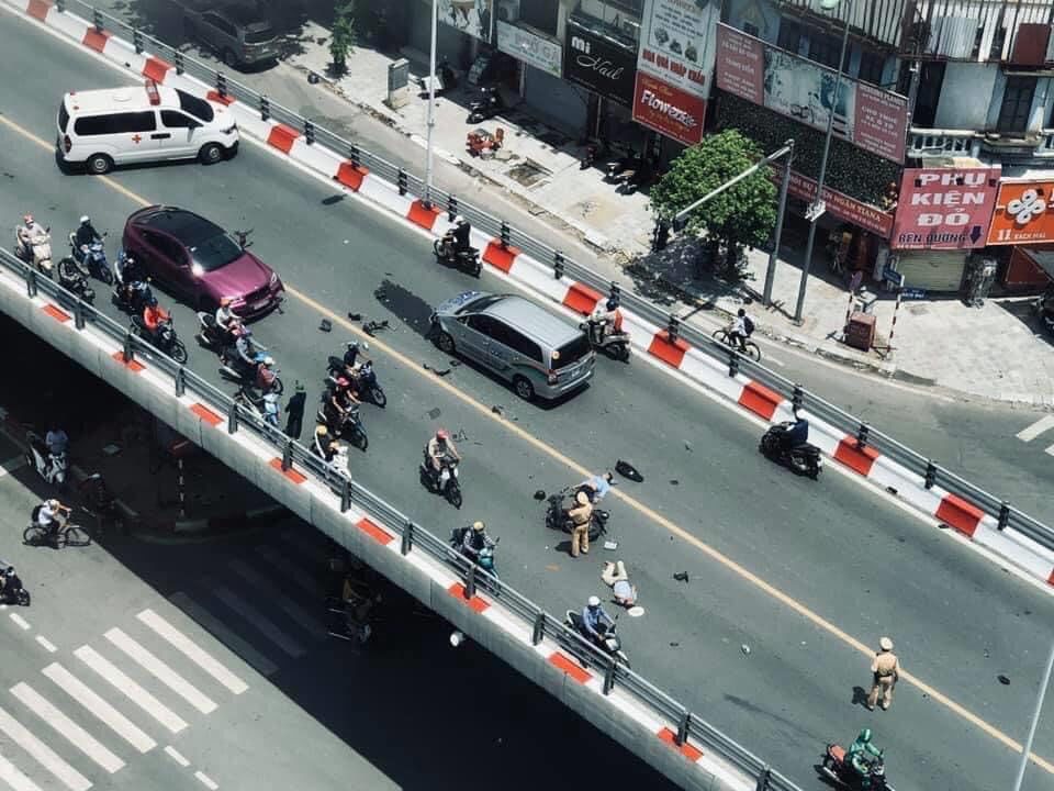 Hà Nội: Va chạm liên hoàn với 2 ô tô trên cầu vượt, 2 người đi xe máy bị thương  - Ảnh 1.