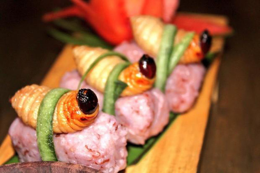 Sushi đuông dừa ngoe nguẩy: Thứ &quot;đặc sản&quot; thách thức những thượng đế nhát gan - Ảnh 7.