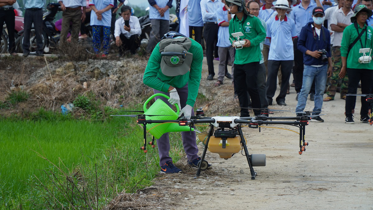 Lộc Trời mang máy bay không người lái hỗ trợ bà con nông dân xứ Quảng - Ảnh 2.