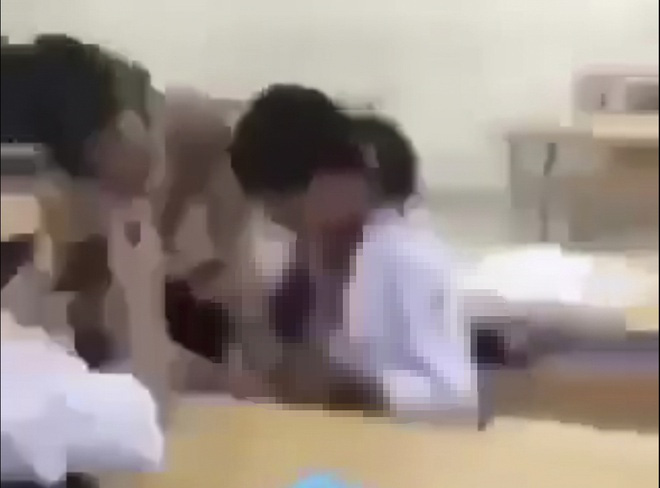 Quảng Ninh: Nữ sinh lớp 10 bị bạn đánh, lột đồ trong lớp - Ảnh 1.