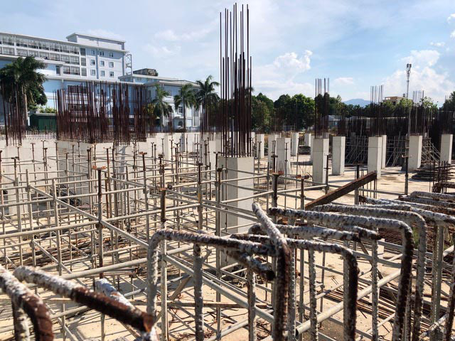 Quảng Ngãi: DA bệnh viện 1.100 tỷ thành bãi cọc bê tông nham nhở lòi sắt gỉ   - Ảnh 1.