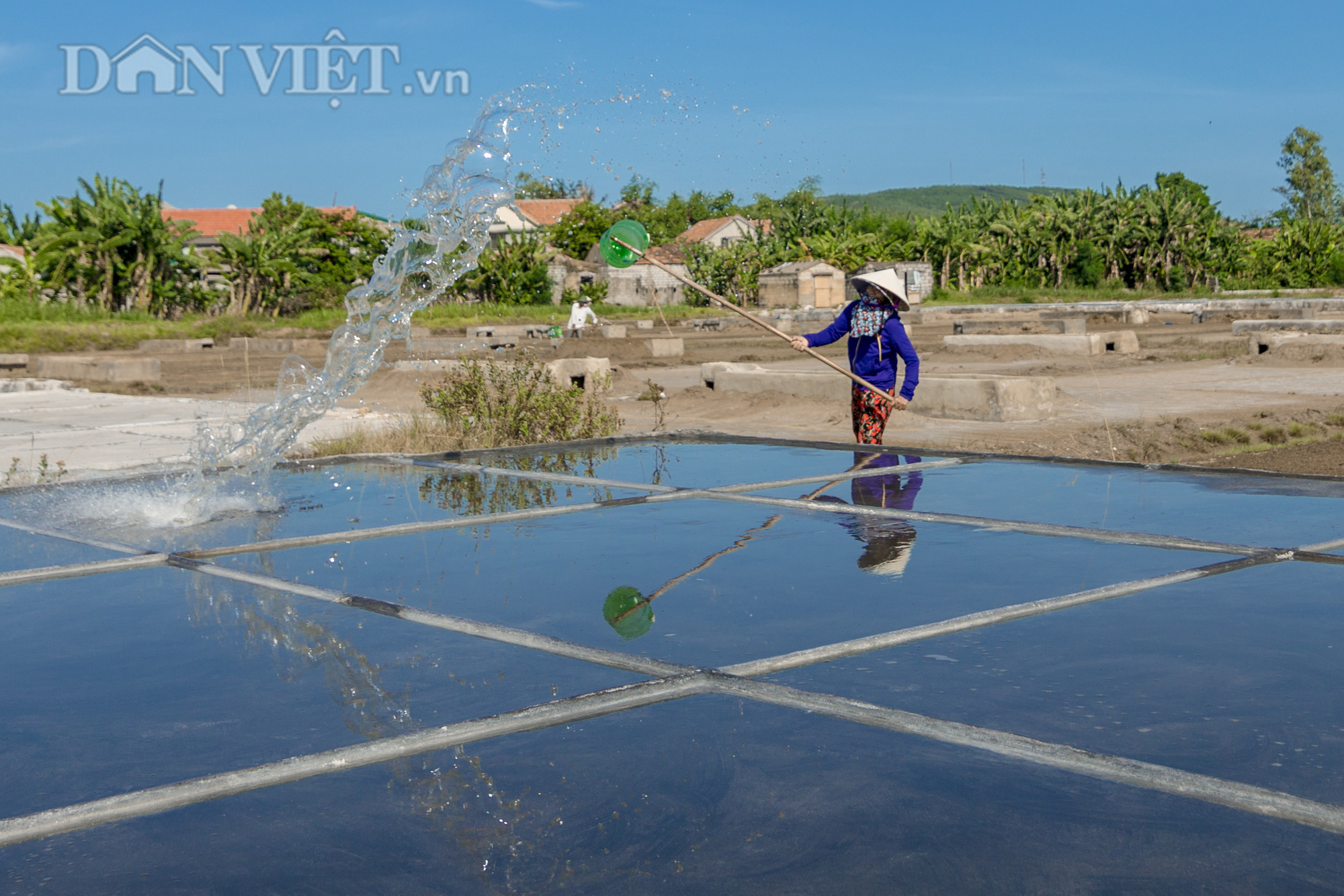 Nghệ An: Bất chấp nắng nóng thiêu đốt, hàng trăm diêm dân vẫn phơi mình trên những ô ruộng  - Ảnh 3.