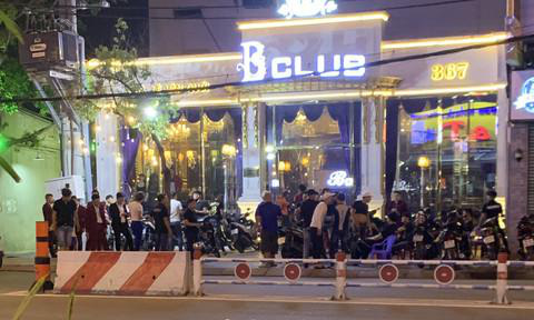 Kiểm tra quán bar lớn nhất quận Bình Tân phát hiện có hàng chục dân chơi dương tính chất ma tuý - Ảnh 2.