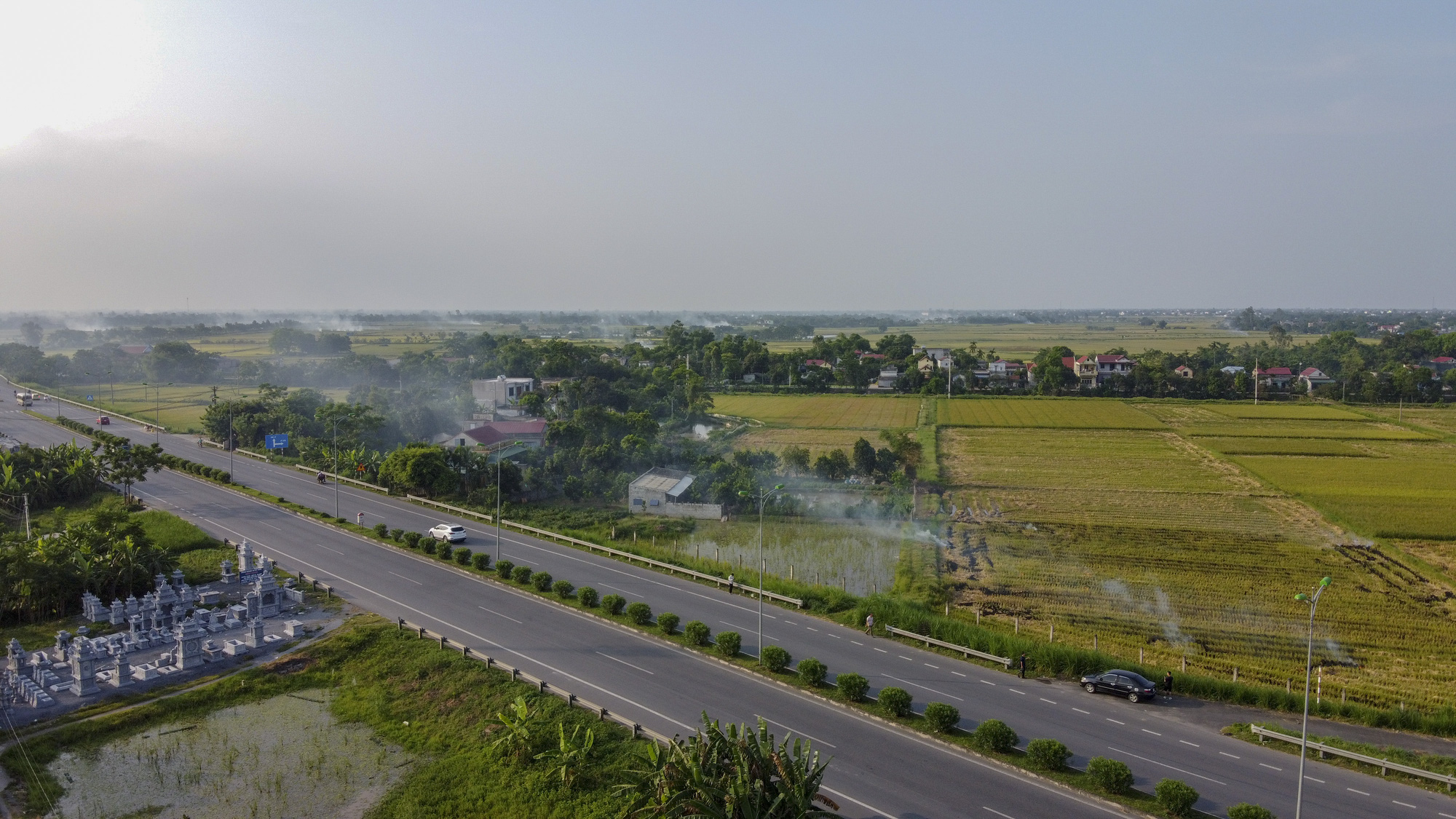 Nông dân lại đốt rơm rạ, khói 'bủa vây' đường cao tốc Hà Nội - Ninh Bình - Ảnh 10.