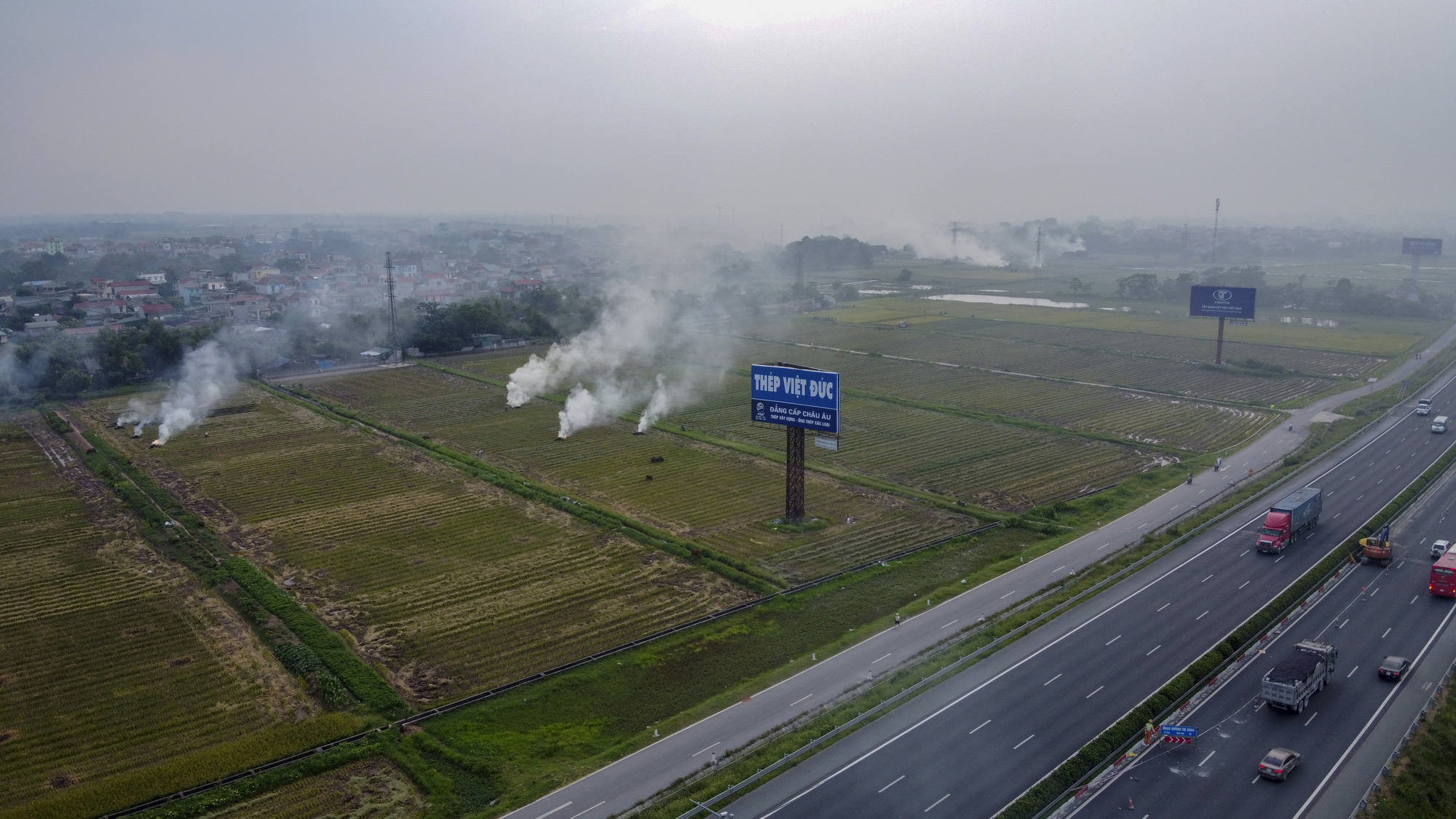 Nông dân lại đốt rơm rạ, khói 'bủa vây' đường cao tốc Hà Nội - Ninh Bình - Ảnh 4.
