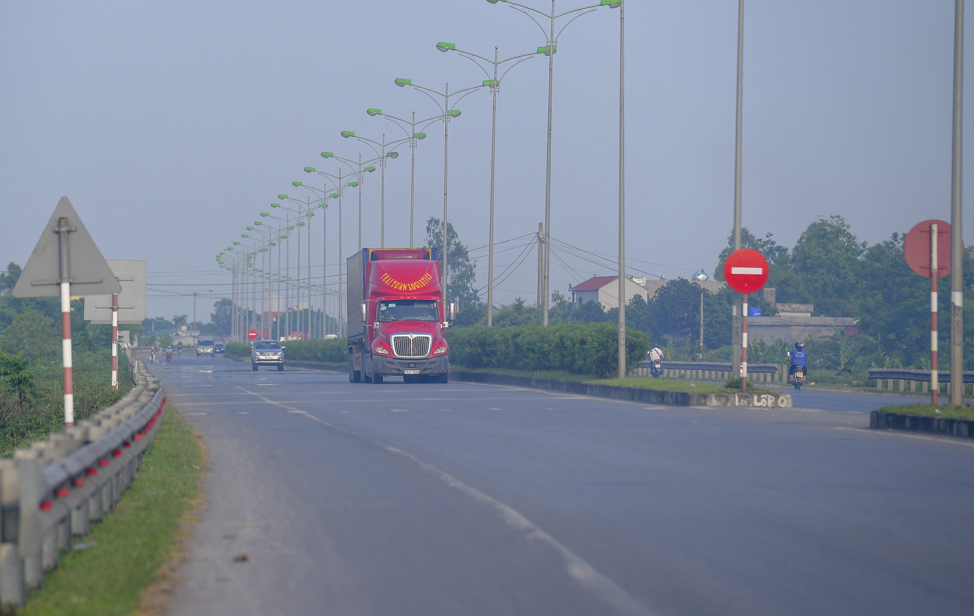 Nông dân lại đốt rơm rạ, khói 'bủa vây' đường cao tốc Hà Nội - Ninh Bình - Ảnh 3.