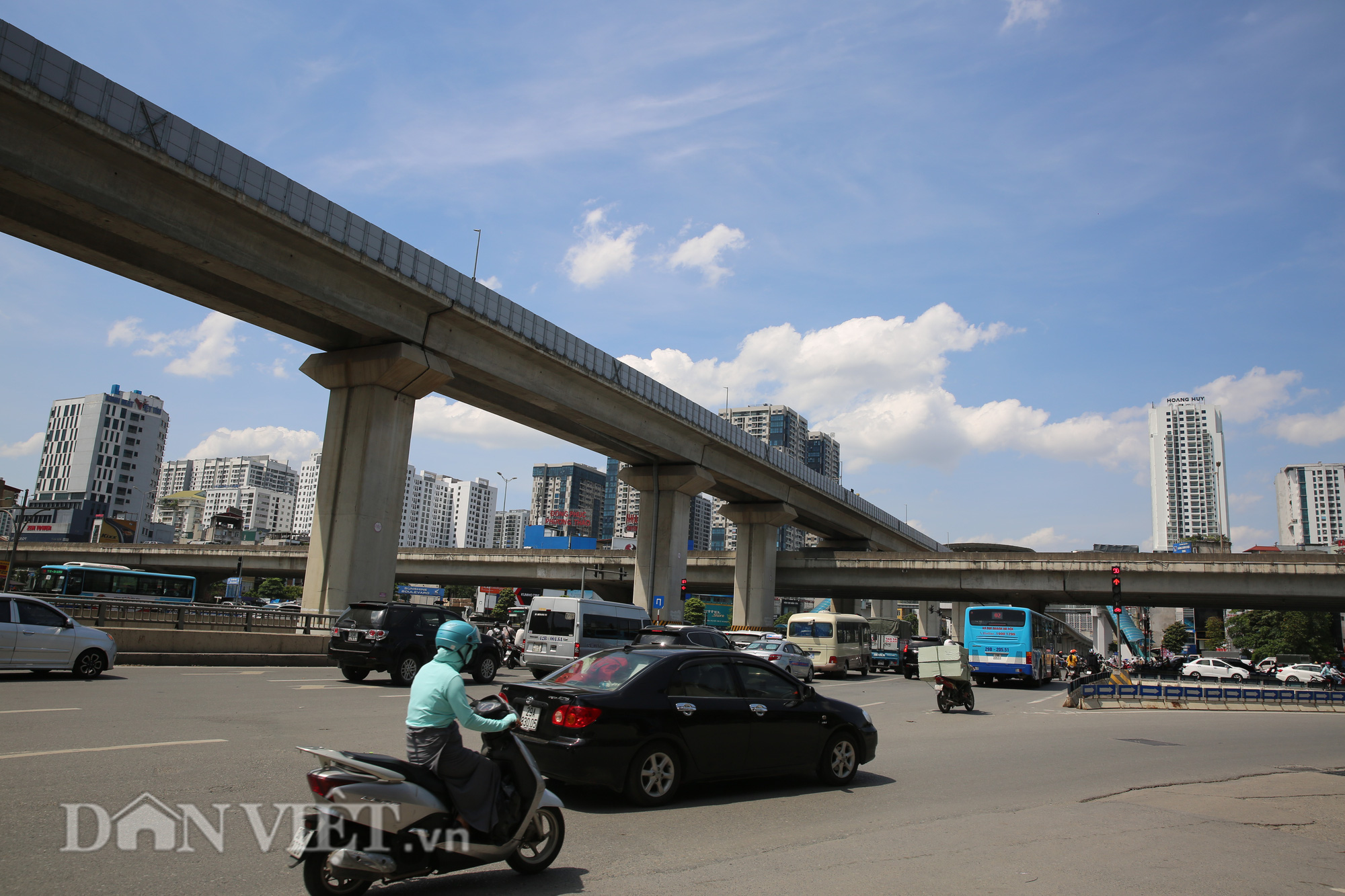 Đường phố Hà Nội “bốc hơi”, người đi đường khốn khổ trong cái nắng 42 độ C - Ảnh 2.