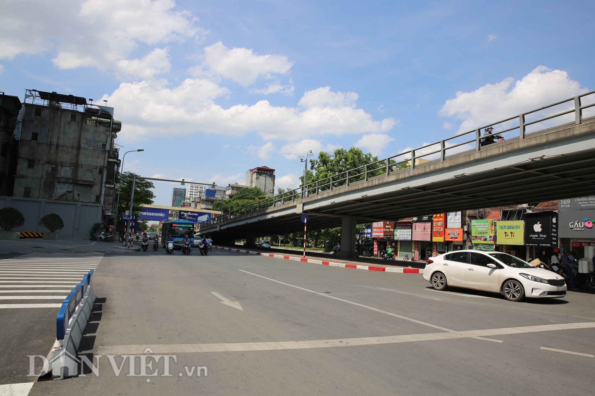 Đường phố Hà Nội “bốc hơi”, người đi đường khốn khổ trong cái nắng 42 độ C - Ảnh 6.