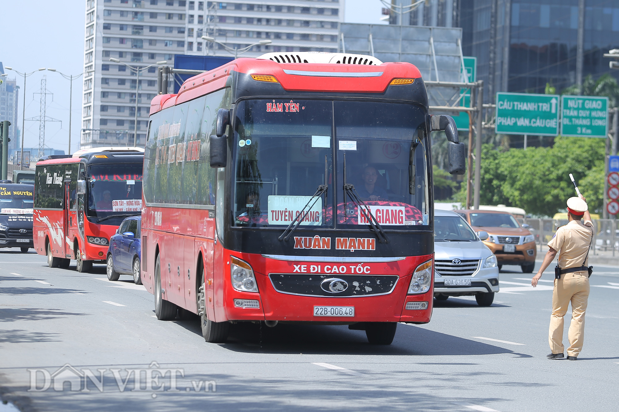 Hàng loạt xe chạy &quot;rùa bò&quot;, bắt khách dọc đường bị CSGT Hà Nội xử lý - Ảnh 1.