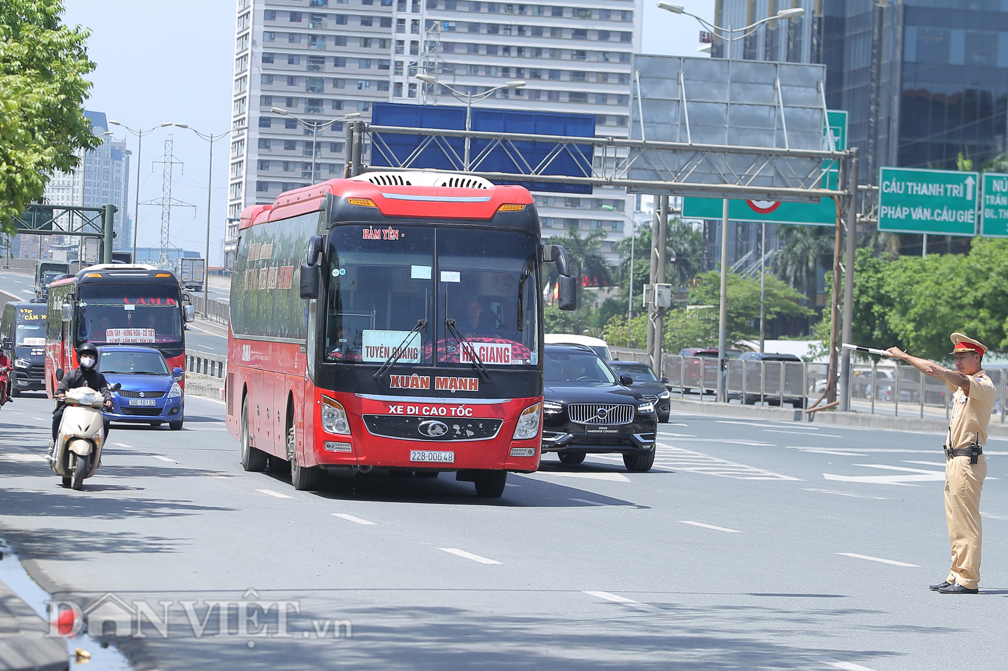 Hàng loạt xe chạy &quot;rùa bò&quot;, bắt khách dọc đường bị CSGT Hà Nội xử lý - Ảnh 2.