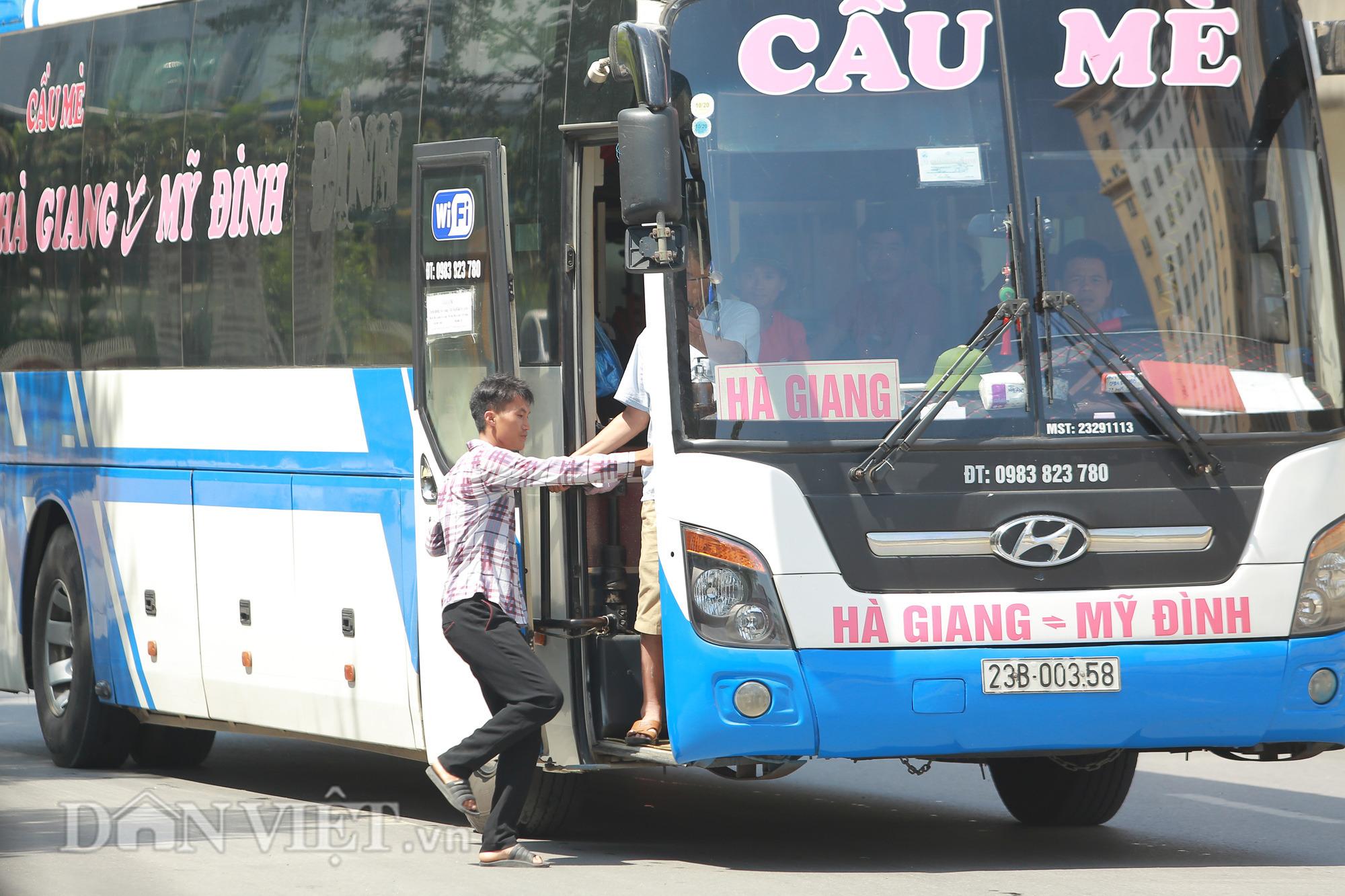 Hàng loạt xe chạy &quot;rùa bò&quot;, bắt khách dọc đường bị CSGT Hà Nội xử lý - Ảnh 9.