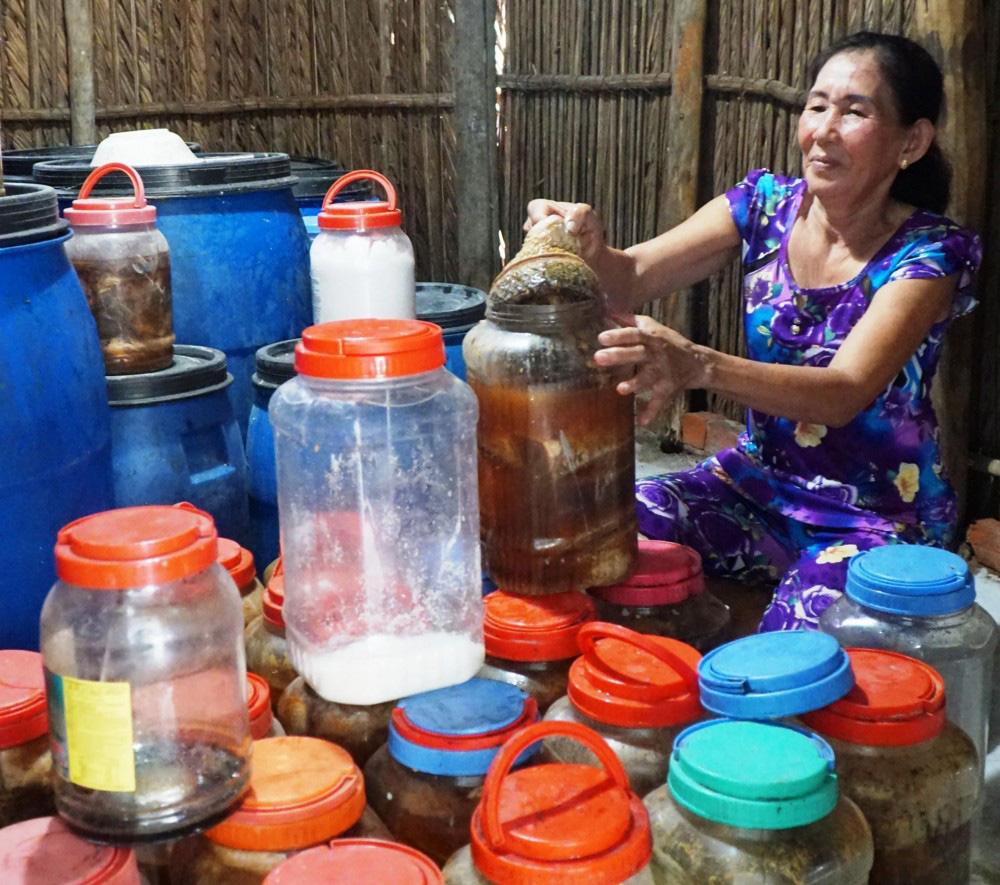 Bạc Liêu: Cá trắm cỏ ở nơi khác chỉ kho với hấp, ở đây dân đem muối mắm mà nổi như cồn - Ảnh 1.