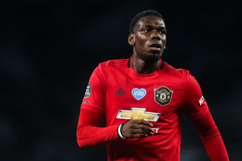 Evra bảo vệ Paul Pogba.