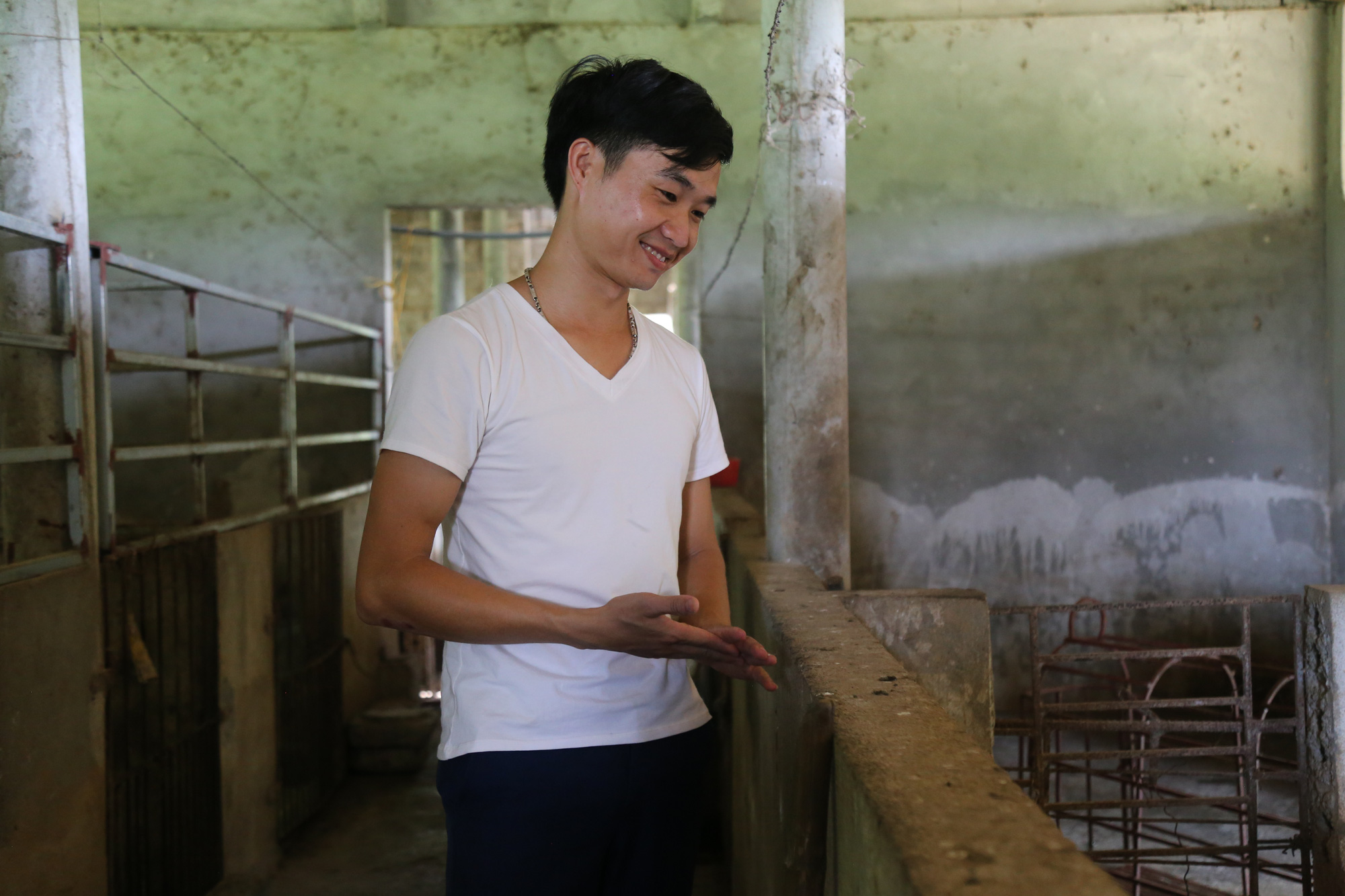 Trai 9X xứ Thanh bỏ làm điện tử truyền thông về nuôi lợn rừng, gà ri, thu đều 30 triệu/tháng - Ảnh 3.
