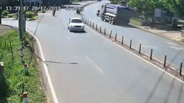 Video: Kinh hoàng cảnh xe tải lật nghiêng khi va chạm với người phụ nữ lái xe sang đường ẩu - Ảnh 3.