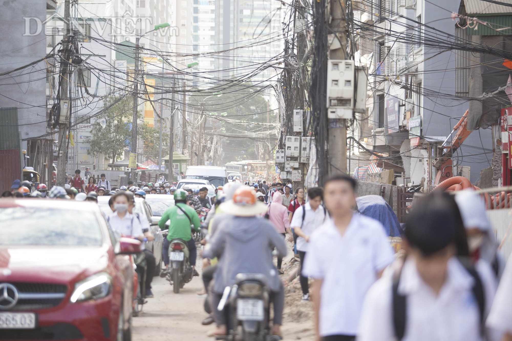 Hiện tại đang trong quá trình thi công nên tình trạng ùn tắc, khói bụi do giao thông qua lại thường xuyên diễn ra khiến cho việc đi lại và cuộc sống người dân quanh khu vực này hết sức vất vả.