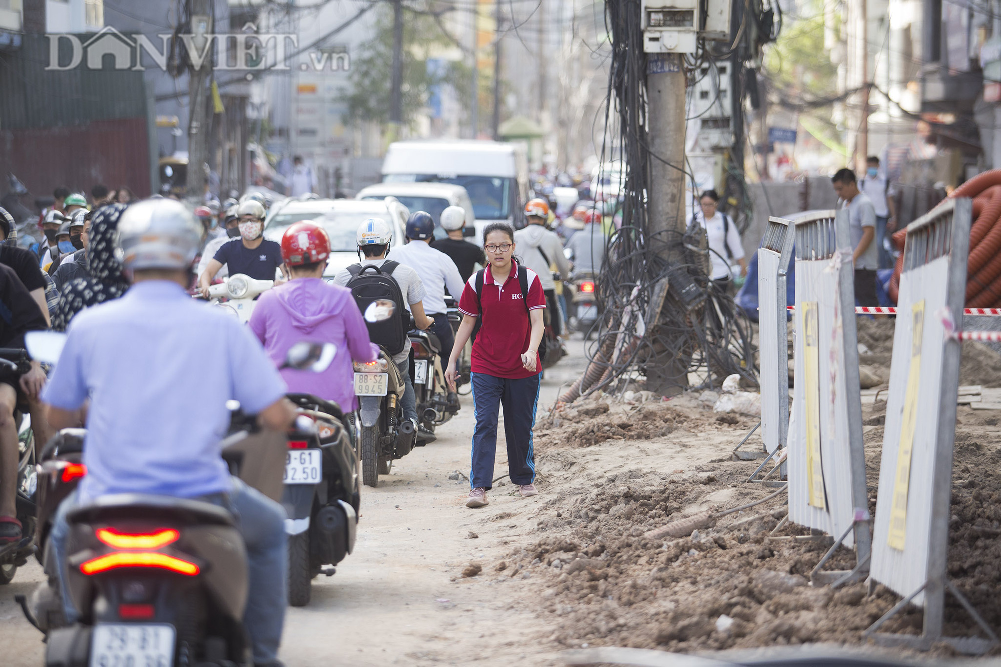 Đây là khu vực có nhiều trường đại học và các tòa chung cư nên lượng người qua lại rất đông