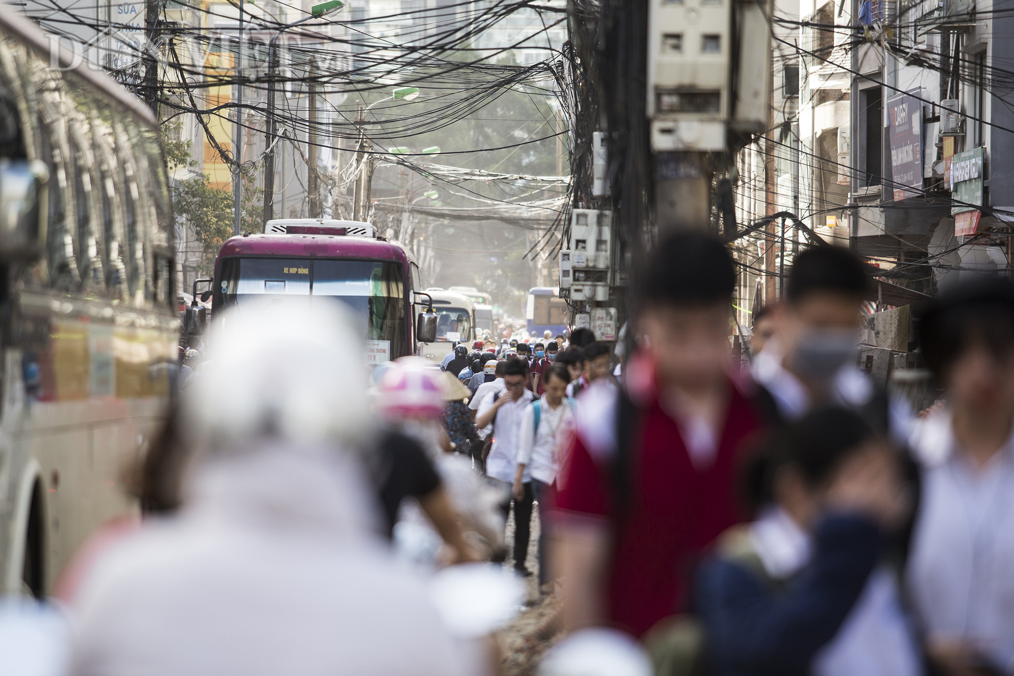 Vào các khung giờ cao điểm, hàng ngàn phương tiện cùng dòng người chen chúc di chuyển trên tuyến đường dài hơn 500 m.