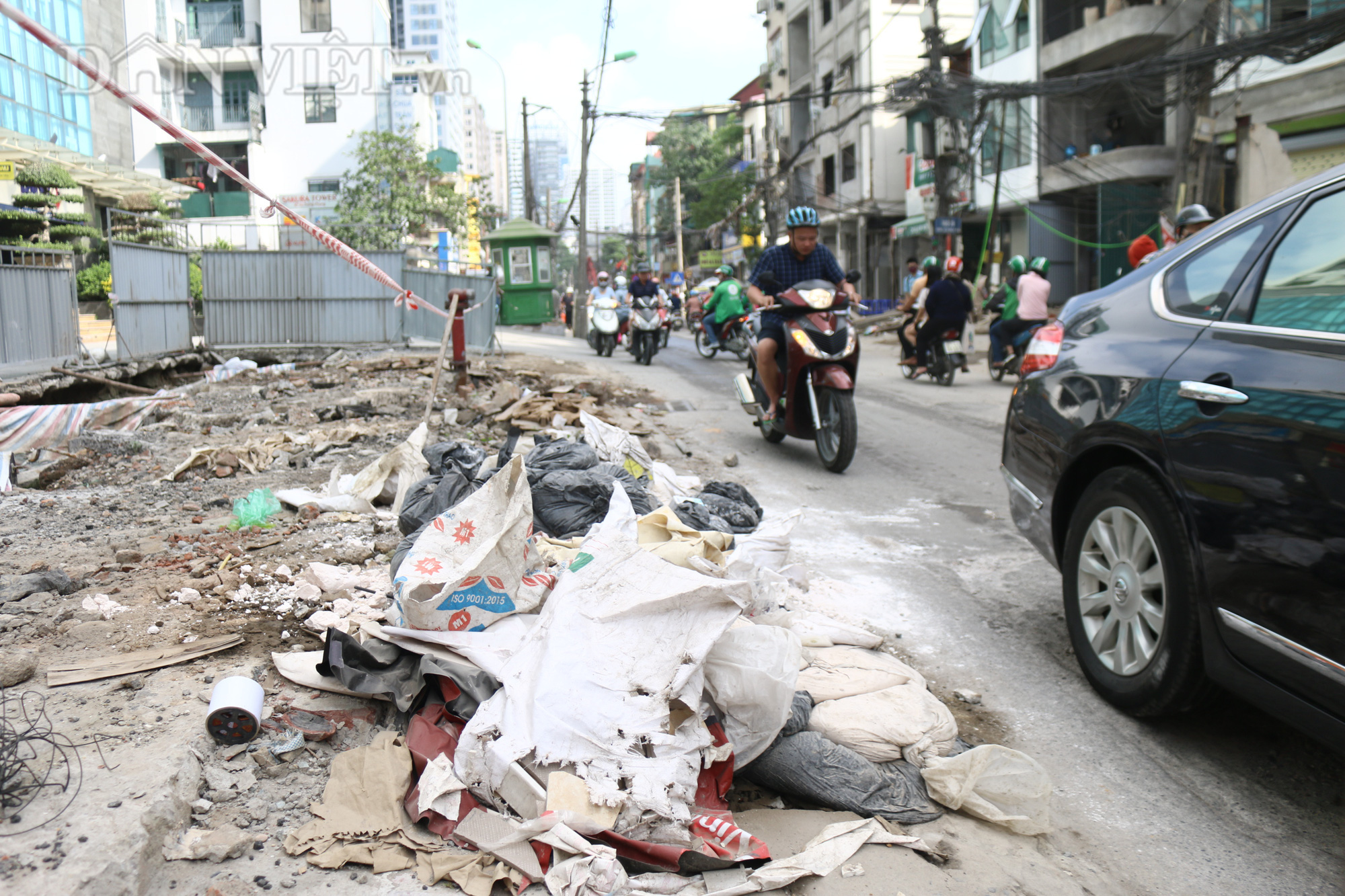 Bên cạnh đó, hai hành lang của đường Vũ Trọng Phụng ngổn ngang nhiều loại rác thải cùng với những vật liệu xây dựng được chắp đầy hai bên vệ đường.